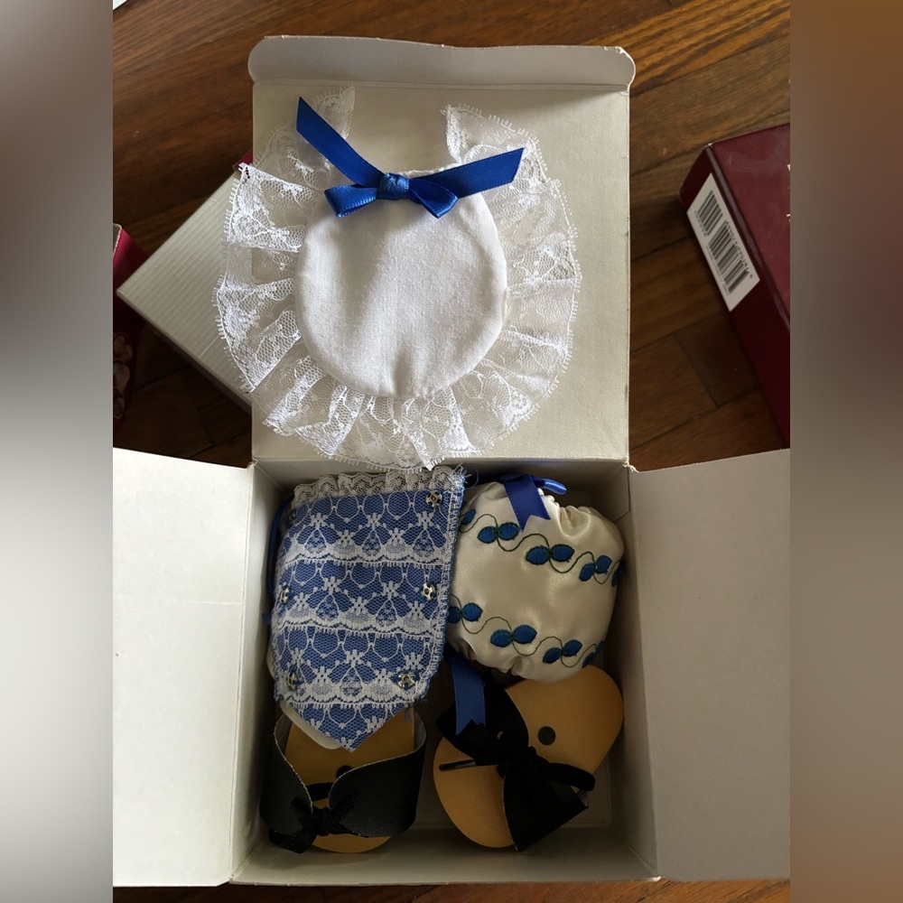 Felicity- American Girl Doll Pleasant Company with Clothing Collection - Picture 10 of 16